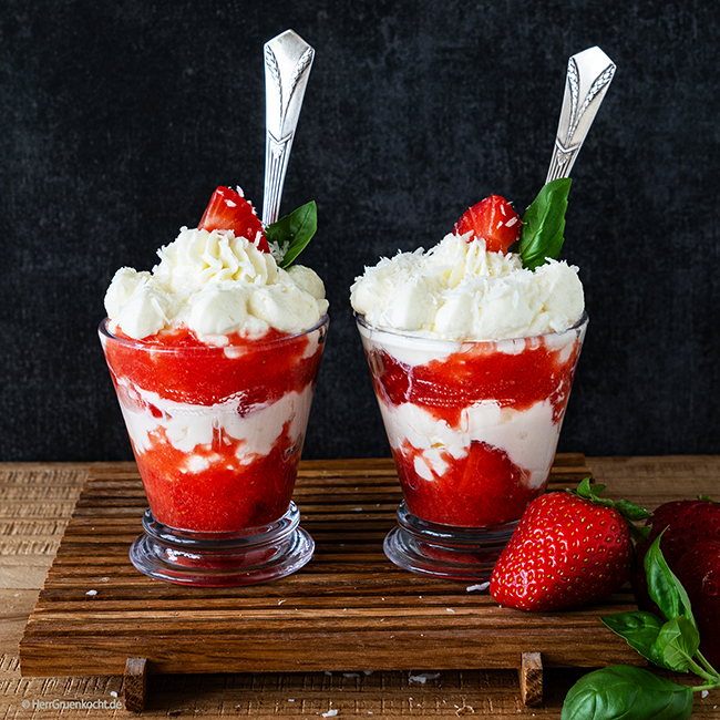 Erdbeeren mit Mascarpone-Sahne-Creme, Erdbeerpüree und Kokosflocken