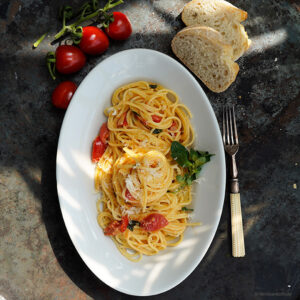 Spaghettini in cremiger Sauce mit geschmorten Tomaten und frischem Oregano