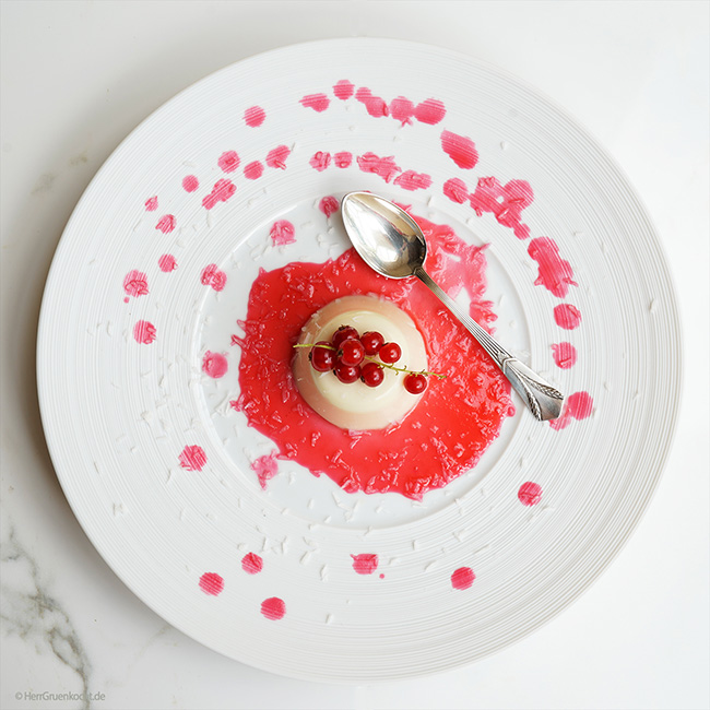 Kokos-Panna-Cotta mit Johannisbeeren oder Vanille-Rum