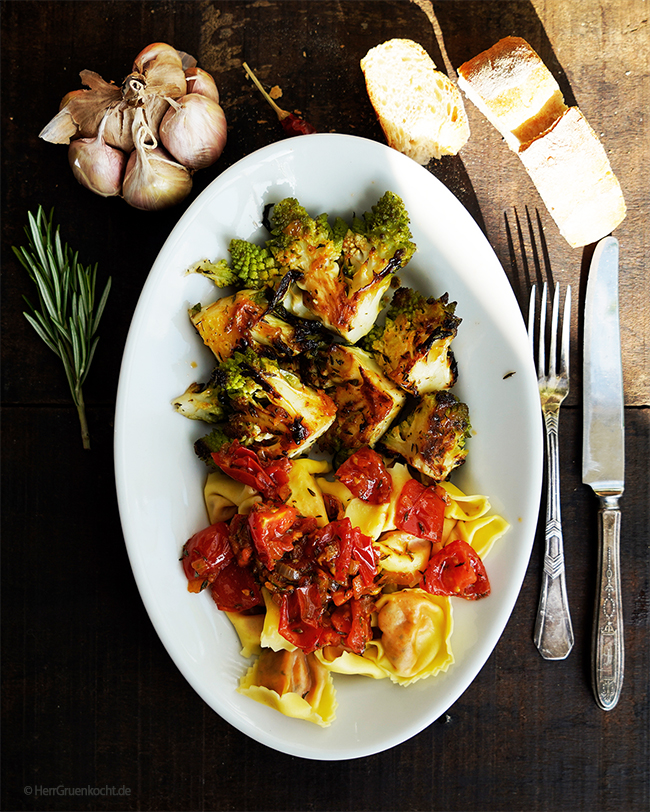 Im Ofen gerösteter Romanesco mit Kreuzkümmelöl, Tortelloni und geschmorte Tomaten mit frischem Rosmarin und Zwiebeln - vegan