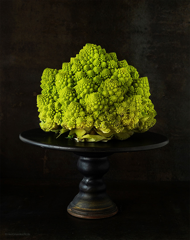 Im Ofen gerösteter Romanesco mit Kreuzkümmelöl, Tortelloni und geschmorte Tomaten mit frischem Rosmarin und Zwiebeln - vegan