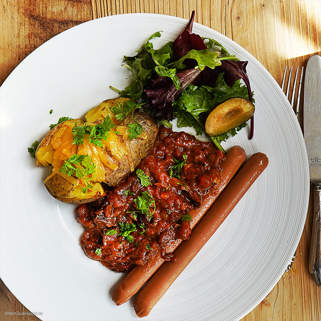 Überbackene Quetschkartoffeln mit einer spicy Pflaumen-Ingwersauce und veganen Würstchen