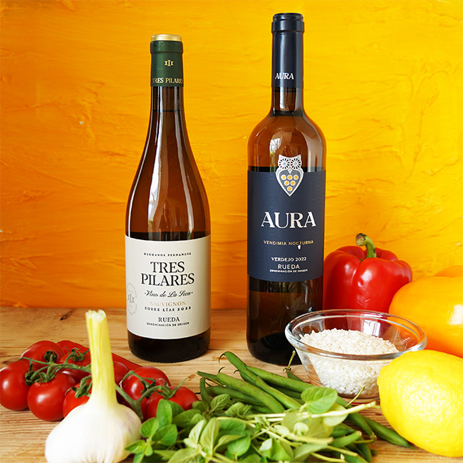 Die Zutaten für die vegane Paella und Weißweine der D.O. Rueda