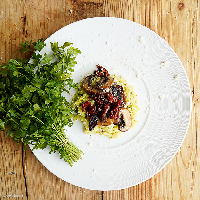 Risotto mit gebratenen Pilzen und getrockneten Tomaten und etwas Sauvignon Blanc - vegan