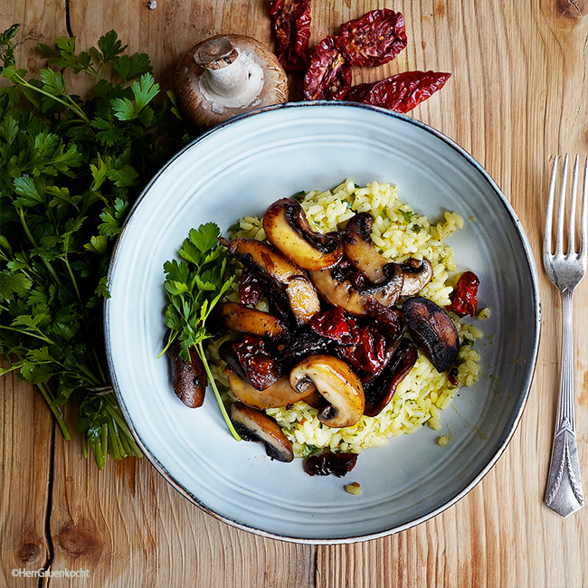 Risotto mit gebratenen Pilzen und getrockneten Tomaten und etwas Sauvignon Blanc - vegan