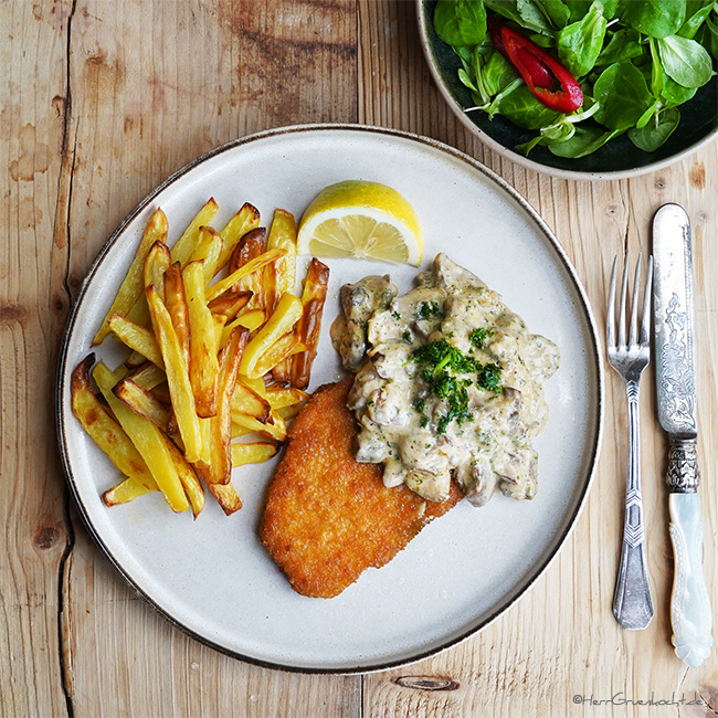 Schnitzel mit Champignon-Rahmsauce, Backofen-Pommes-Frites und Feldsalat