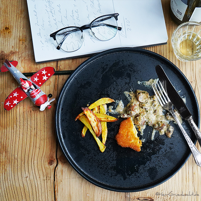 Schnitzel mit Champignon-Rahmsauce, Backofen-Pommes-Frites und Feldsalat