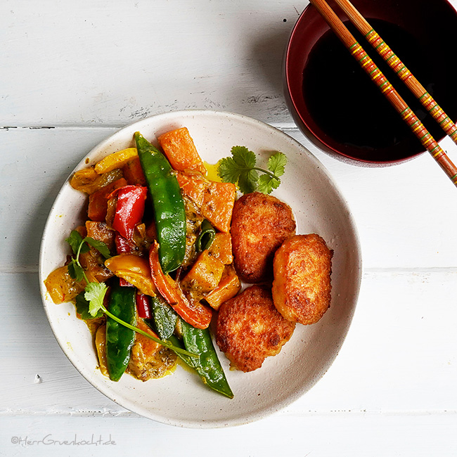 Süßkartoffel-Curry mit veganen Nuggets