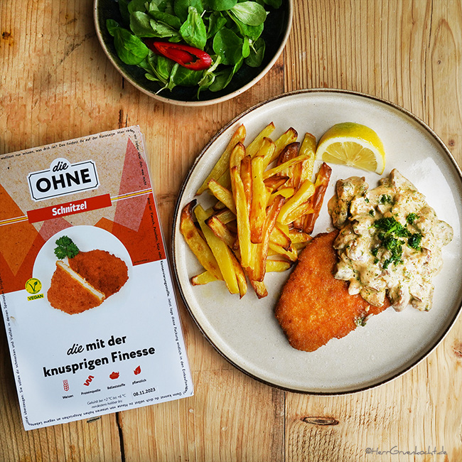 Schnitzel mit Champignon-Rahmsauce, Backofen-Pommes-Frites und Feldsalat