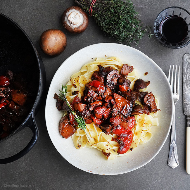 Gemüse-Pilz-Bourguignon auf Tagliatelle - vegetarisch / vegan