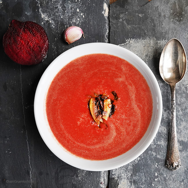 Cremige Rote-Bete-Suppe mit Lauch und Kartoffeln – mit in Kreuzkümmel und Curry gerösteten Kokoschips