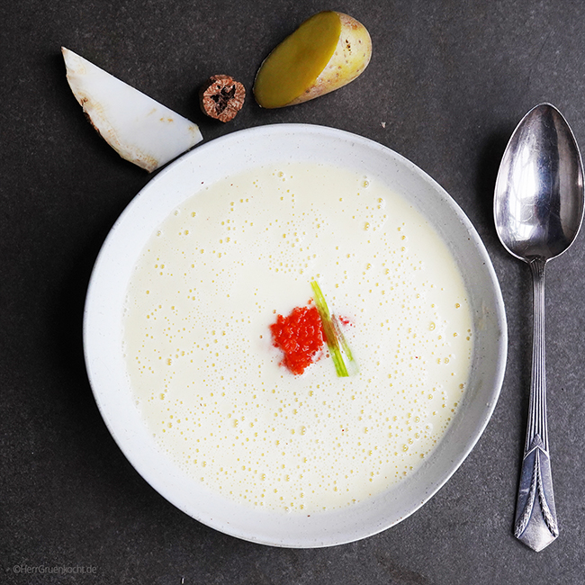 Kartoffel-Sellerieschaum-Suppe mit einem Klecks scharfem Ajvar – vegetarisch / vegan