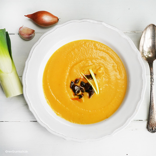 Gemüse-Crème-Suppe »Kasper« mit Curry-Kardamom-Aprikosen – von Herr Grün kocht
