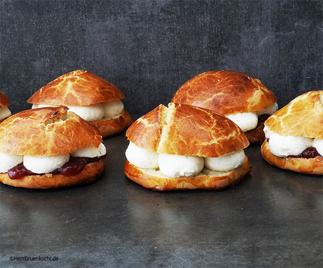 Fluffige Brioche Buns mit einer dünnen Knusperschicht und einer Vanille-Sahne-Mascarpone-Creme