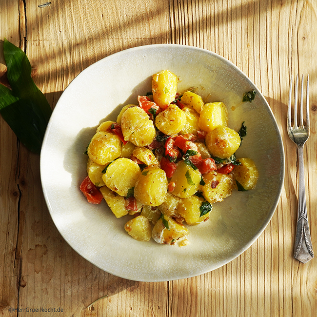 Bratkartoffeln mit geschmorten Zwiebeln, Paprika, Bärlauch und saurer Sahne