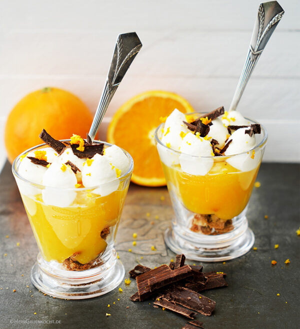 Orange curd auf cookies mit einem Topping aus Sahne und ...