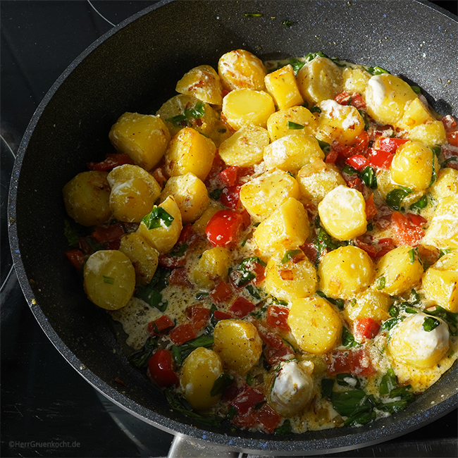 Bratkartoffeln mit geschmorten Zwiebeln, Paprika, Bärlauch und saurer Sahne