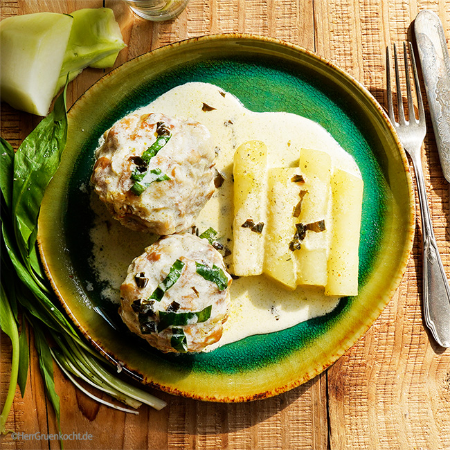 Laugenknödel mit Bärlauchsauce und Spargel vom Kohlrabi