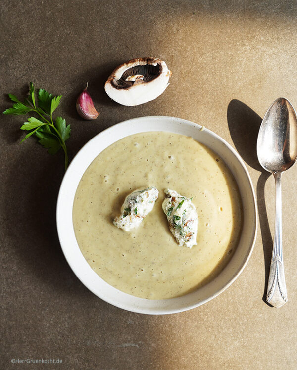Kartoffel-Pilzcremesuppe mit Mascarpone-Walnussnocken – das Herr Grün ...
