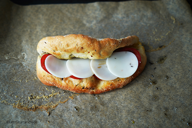 Pizza-Sandwich mit Knoblauch-Thymian-Öl, Tomaten, Rucola und No-Zarella-Scheiben