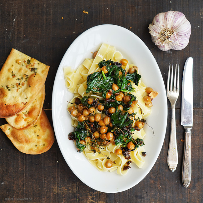 Pasta Iondishi – mit Spinat, Knoblauch, getrockneten Tomaten, frischem Thymian, Kreuzkümmel und Kichererbsen