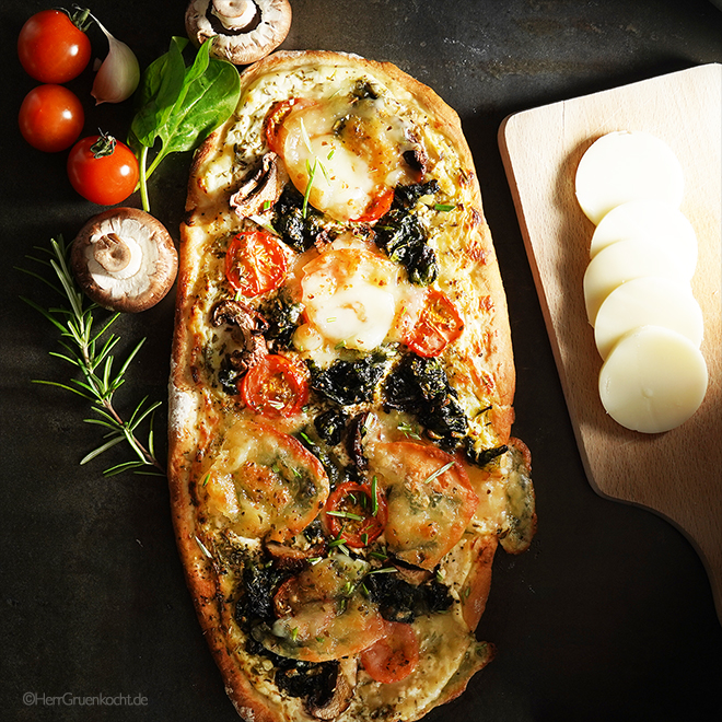 Krosse Pizza Spinachi mit geschmortem Spinat, Tomaten, braunen ...