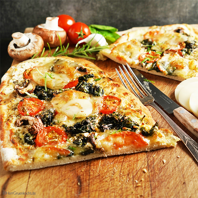 Krosse Pizza Spinachi mit geschmortem Spinat, Tomaten, braunen ...