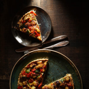 Tarte Ratatouille mit Zucchini, Aubergine, Paprika - leicht spicy auf krossem Mürbeteigboden