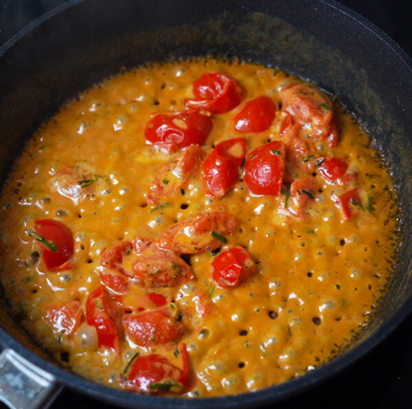 Penne Rigate mit geschmorten Tomaten und frischem Rosmarin