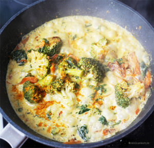 Asiatisches Schmorgemüse der Saison mit Kokosmilch und Curry