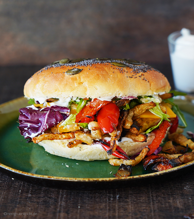 Vegetarischer Gyrosburger mit Cheddar, Salat und selbst gebackenen Burger-Brötchen - von Herr Grün kocht