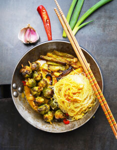 Gerösteter Rosenkohl in spicy Kokosmilch mit Glasnudeln - vegan und von Herr Grün kocht