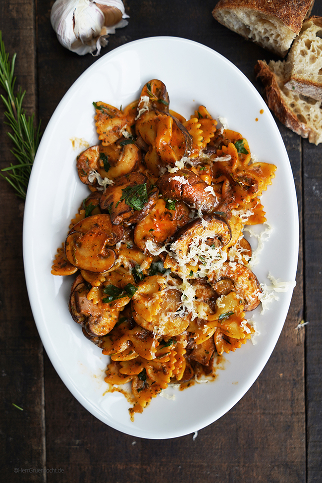 Farfalle Spoletino mit geschmorten Pilzen und frischem Rosmarin - von Herr Grün kocht