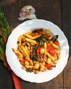Penne Rigate mit geschmortem Mangold, Tomaten und weißen Riesenbohnen von Herr Grün kocht