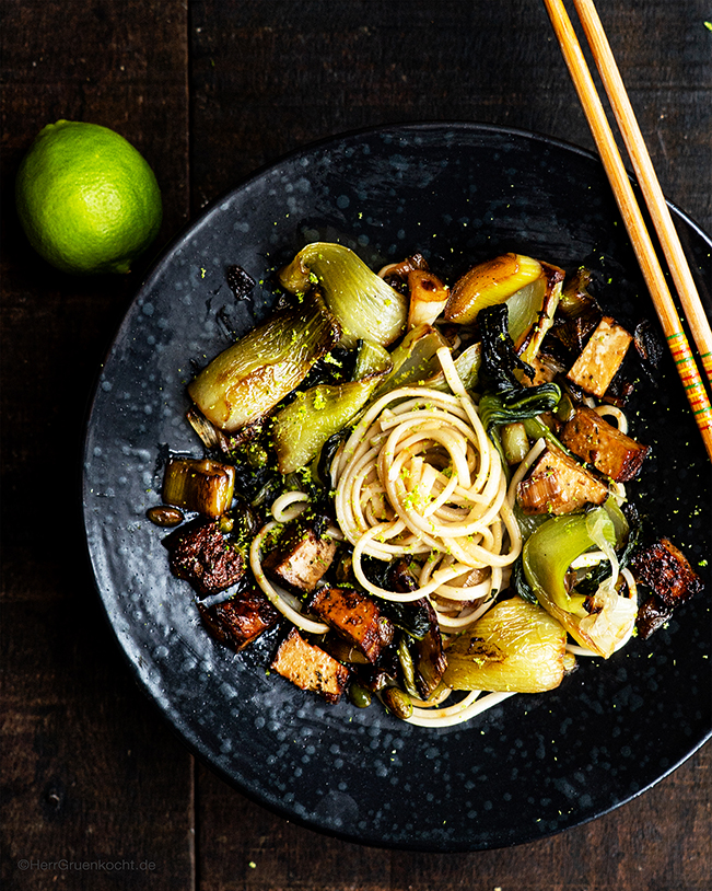 Udon-Nudeln mit Pak Choi, Räuchertofu, Edamame und geriebener Limette - von Herr Grün kocht