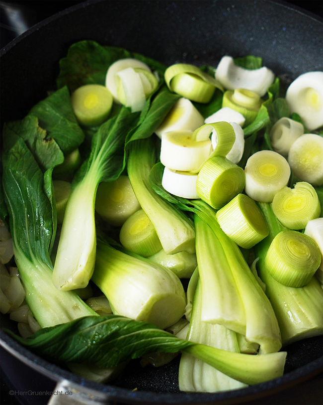 Udon-Nudeln mit Pak Choi, Räuchertofu, Edamame und geriebener Limette - von Herr Grün kocht