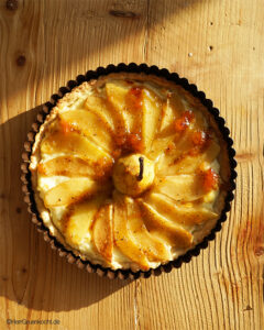 Birnentarte Fleurus - mit Dinkel-Mürbeteig, Quark-Vanille-Crème, und einer Melange aus Aprikosenmarmelade und Kardamom - von Herrn Grün