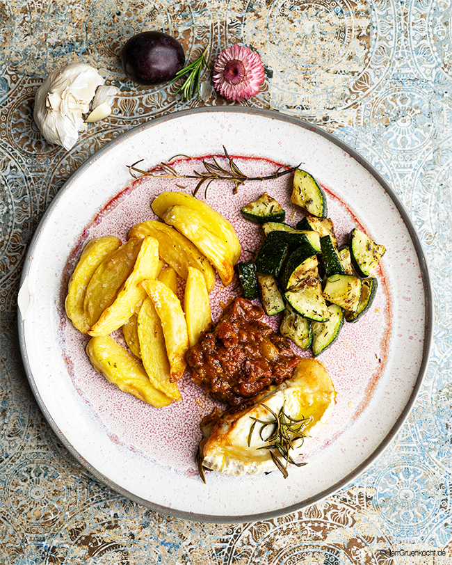 Kartoffelspalten, geschmorte Zucchini, Ziegenkäse mit Rosmarin und eine Pflaumen-Curry-Sauce - von Herrn Grün