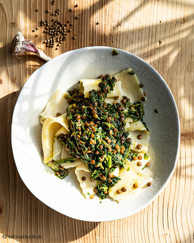 Curry-Spinat mit Linsen auf selbstgemachten, extrabreiten Pappardelle - vegan und von Herrn Grün kocht