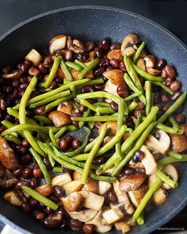 Kartoffel-Möhren-Stampf mit Ackerbohnen, Buschbohnen und geschmorten Pilzen und einer Portweinsauce - von Herr Grün kocht