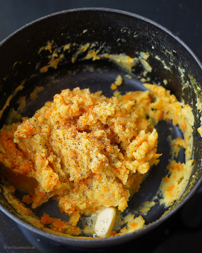 Kartoffel-Möhren-Stampf mit Ackerbohnen, Buschbohnen und geschmorten Pilzen und einer Portweinsauce - von Herr Grün kocht