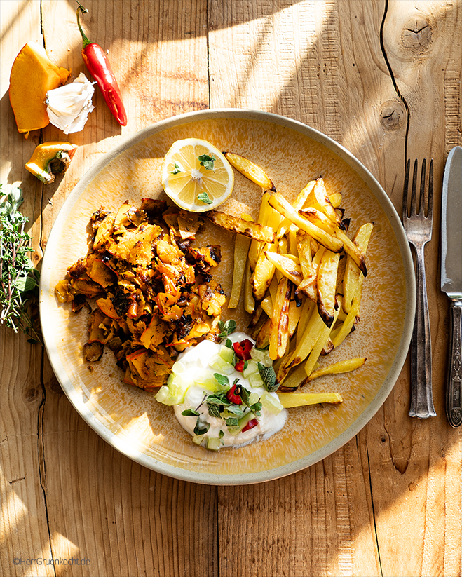 Kürbis-Kebap mit eigener Gewürzmischung, Pommes-Frites und einem Joghurt-Gurken-Topping - von Herr Grün kocht
