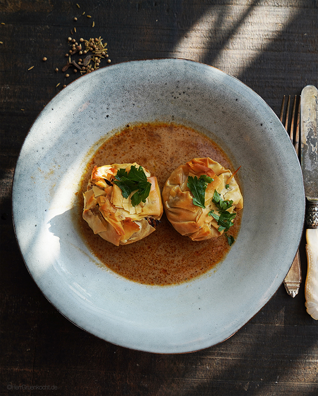 Geschmorter Spitzkohl mit Reis und selbst gemachten Garam Masala im Filoteig mit einer spicy Sauce - von Herrn Grün