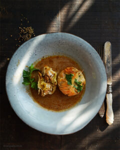 Geschmorter Spitzkohl mit Reis und selbst gemachten Garam Masala im Filoteig mit einer spicy Sauce - von Herrn Grün