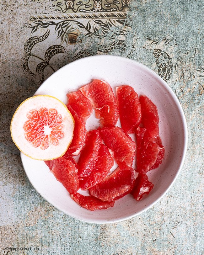 Knackiger Grünkohlsalat mit Grapefruit-Filets, Roter Bete und gerösteten Haselnüssen - von Herr Grün kocht