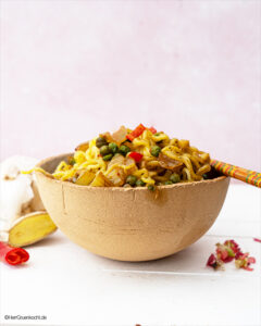 Mie-Nudeln mit Erbsen, Zwiebeln, Ingwer, Peperoni, und Kokosmilch - vegan und von Herr Grün