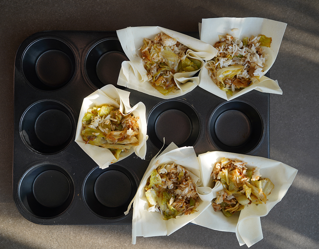 Geschmorter Spitzkohl mit Reis und selbst gemachten Garam Masala im Filoteig mit einer spicy Sauce - von Herrn Grün