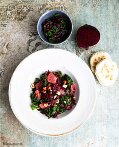Knackiger Grünkohlsalat mit Grapefruit-Filets, Roter Bete und gerösteten Haselnüssen - von Herr Grün kocht