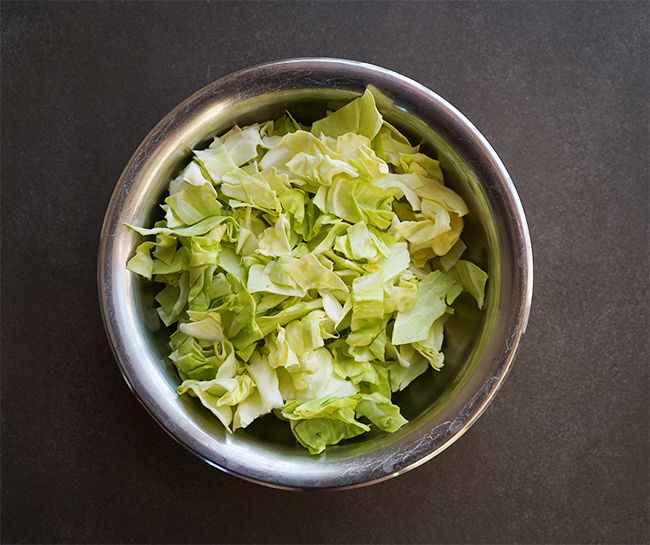 Geschmorter Spitzkohl mit Reis und selbst gemachten Garam Masala im Filoteig mit einer spicy Sauce - von Herrn Grün