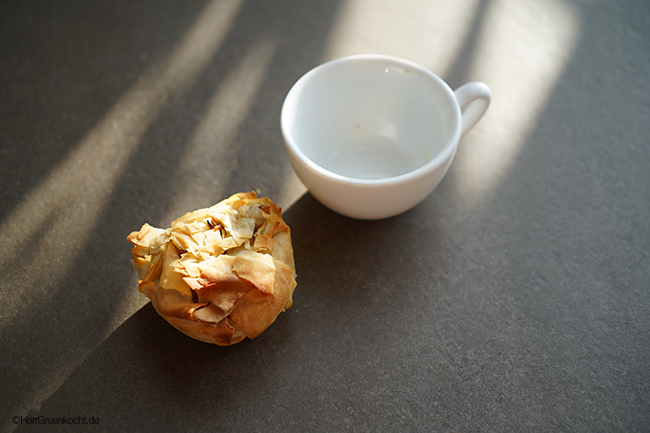 Geschmorter Spitzkohl mit Reis und selbst gemachten Garam Masala im Filoteig mit einer spicy Sauce - von Herrn Grün